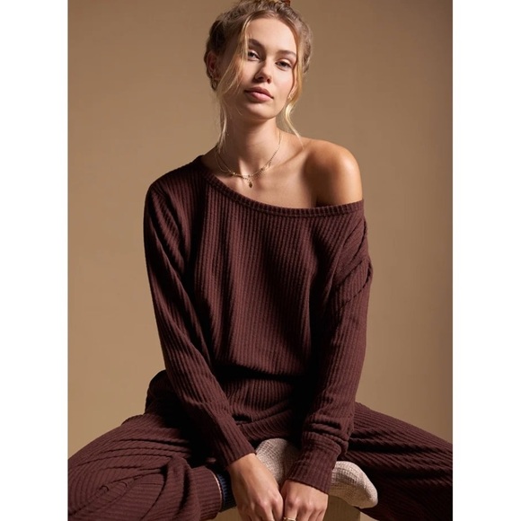 Spiritual Gangster Tops - NWOT Spiritual Gangster
Ballet Rib Banded
Hem Vida
Sweatshirt -Heather
Chocolate